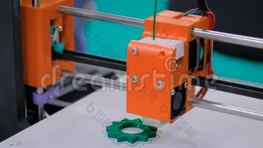 橙色3D打印机在工作期间